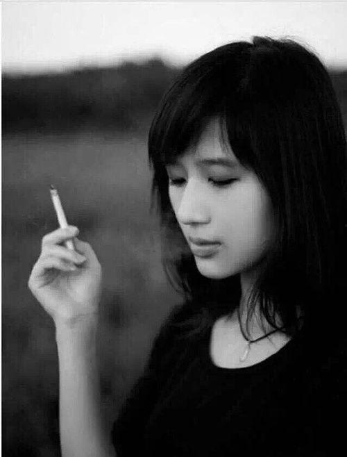 女孩抽烟视频,揭秘女孩抽烟背后的故事